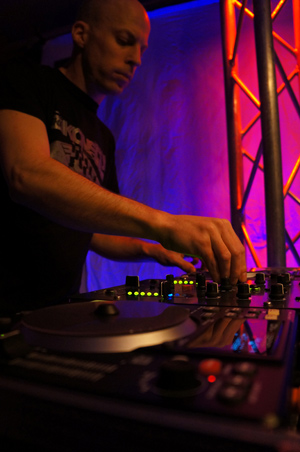 DJ